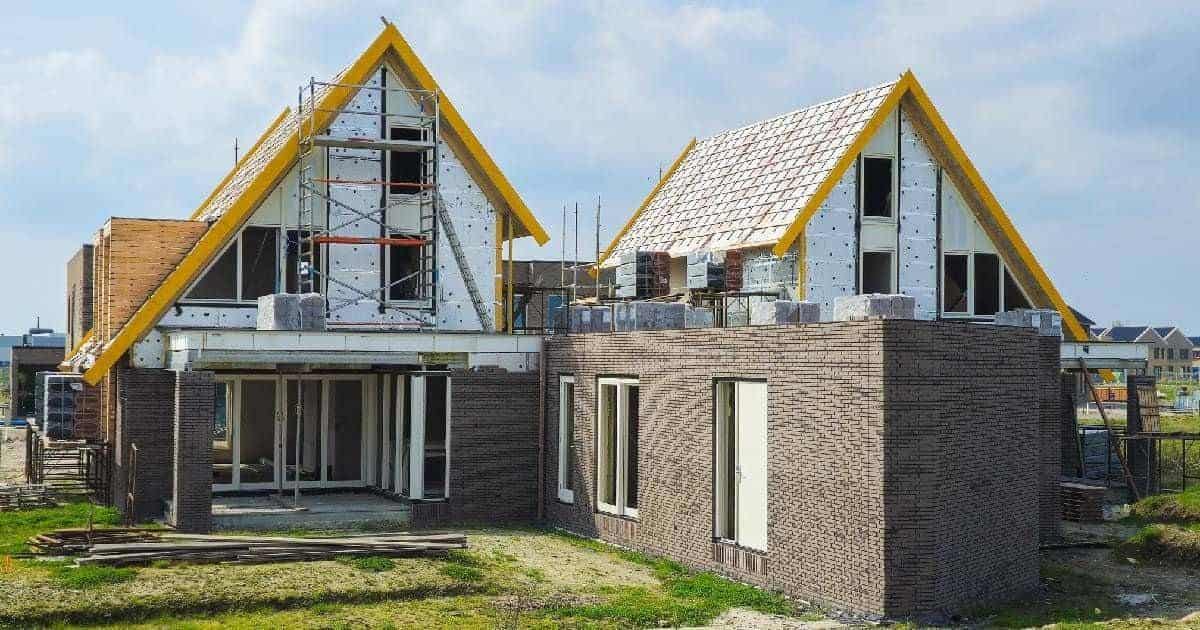 Een blootliggende dakconstructie met isolatie, 2 dakkapellen en dakbedekking.