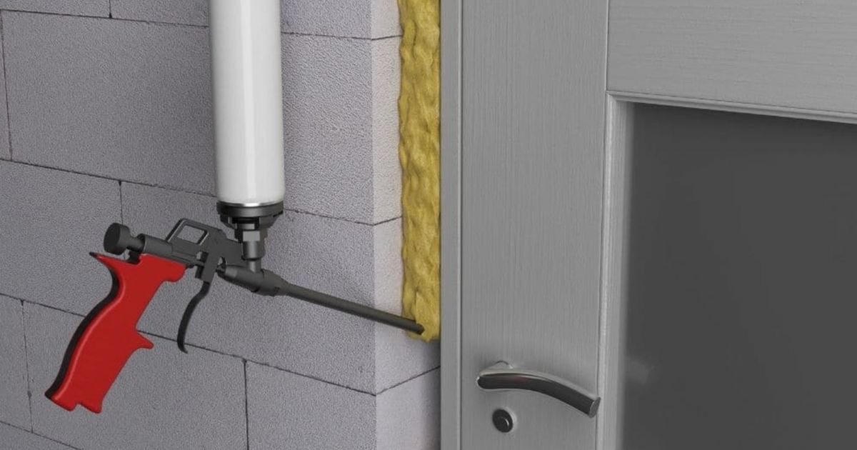 Een isolerende binnen deur waar isolatiemateriaal in wordt gespoten.