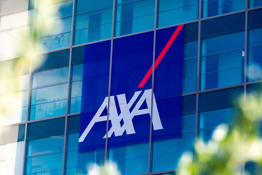 Logo van AXA op één van de kantoorgebouwen