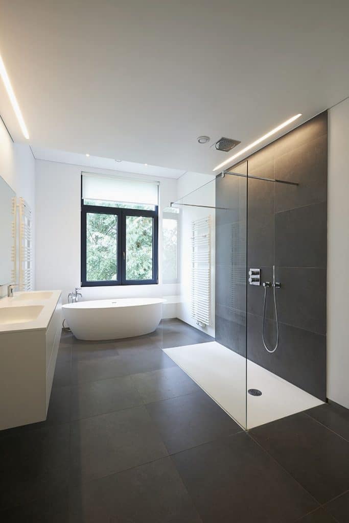 Moderne badkamer met composiet douchewand