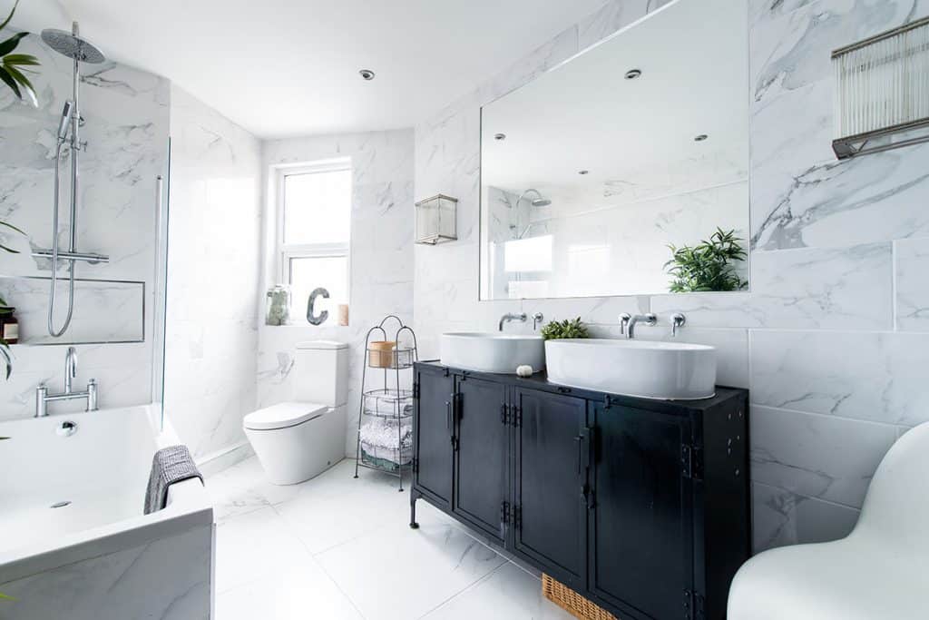 Stijlvolle badkamer met badkamerkast in industriële stijl.