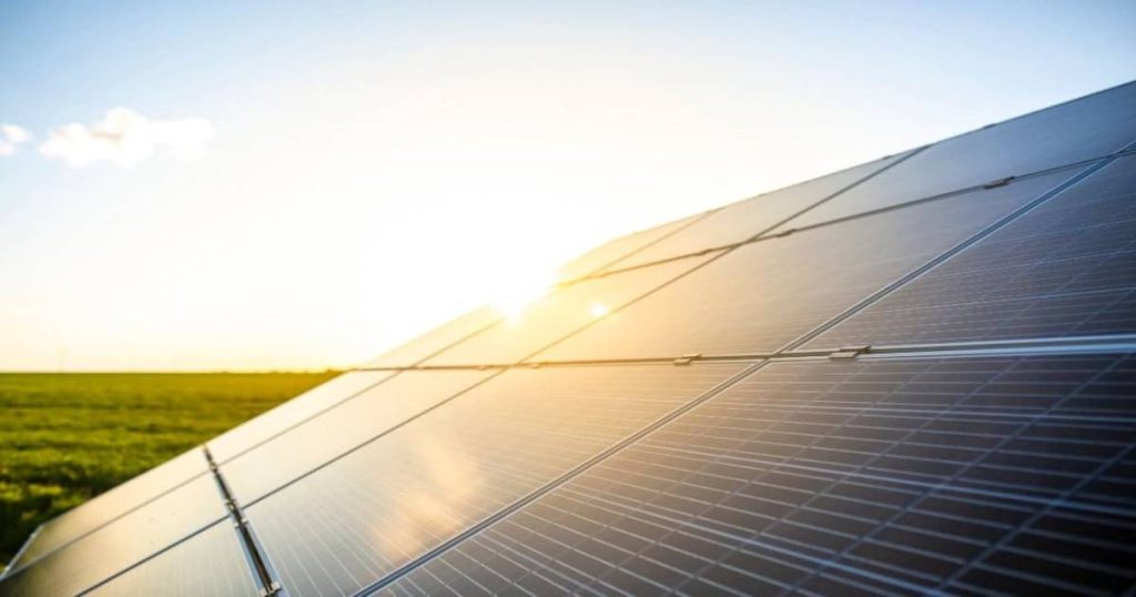 Wat is het kVA van zonnepanelen op een hellend dak bij zonsopgang en zonsondergang? 