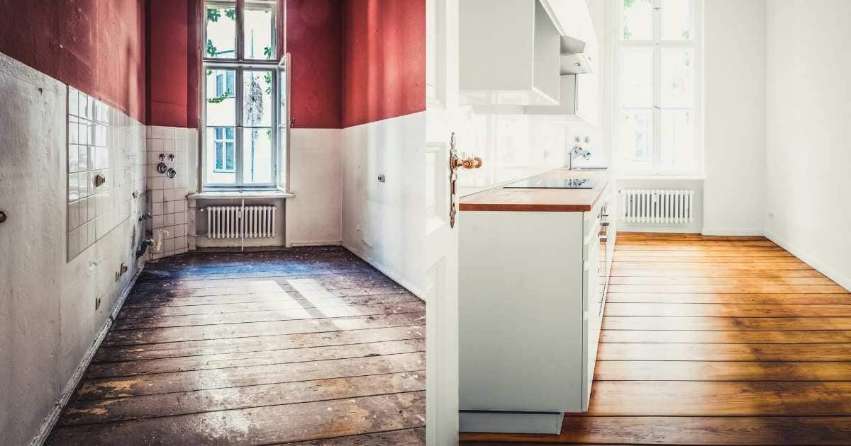 Links: een smalle, deels gestripte ruimte in een oud huis met houten vloer, antiek raam met daaronder een klassieke radiator, en muren waarvan de onderste helft wit geschilderd is, de bovenste helft rood. Rechts: dezelfde ruimte na een grondige keukenrenovatie: de houten vloeren, het antieke raam en de radiator zijn behouden maar werden opgeknapt, en er werd een nieuw keukenaanrecht met aanrechtkasten, inductieplaat en gootsteen geplaatst.