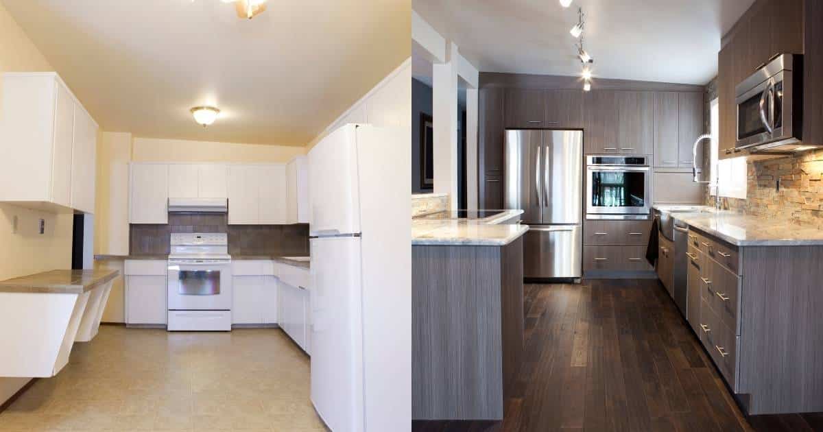 Links: een verouderde keuken met witte aanrechtkasten, witte oven en witte koelkast. De ruimte is voorzien van twee plafondspots en een laminaatvloer. Rechts: dezelfde ruimte na een ingrijpende keukenrenovatie. De nieuwe ruimte beschikt over een donkere houten vloer, donkerhouten aanrechtblokken, en een chrome koelkast en oven ingebouwd in een stijlvolle, donkerhouten kastenwand achteraan de keuken.