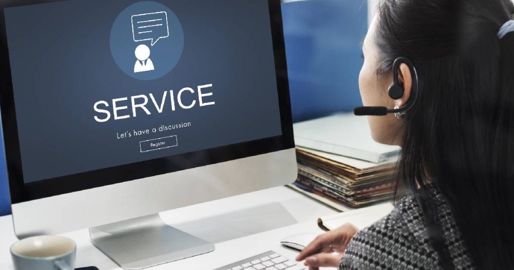 Een medewerker van de klantenservice van een leverancier van betaalterminals helpt een klant verder met haar computer en headset.