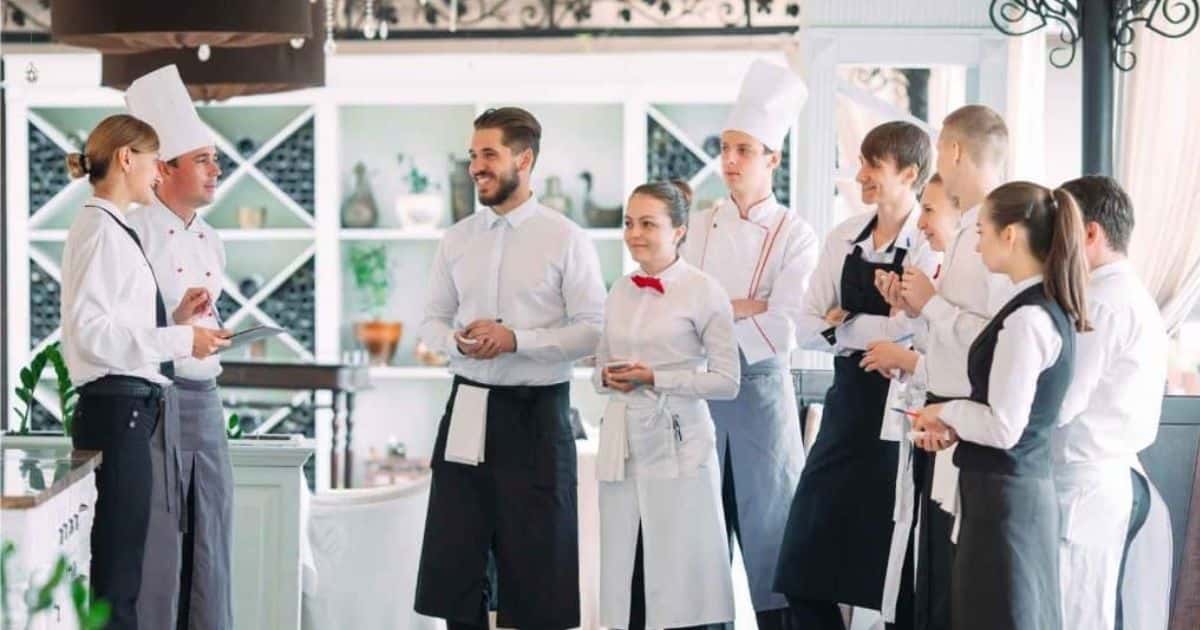 Het team van een kleine horecazaak, bestaande uit vaste werknemers en interimwerkkrachten.