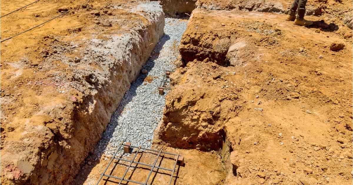 Een sleuf voor de fundering van een gebouw in gele grond. 