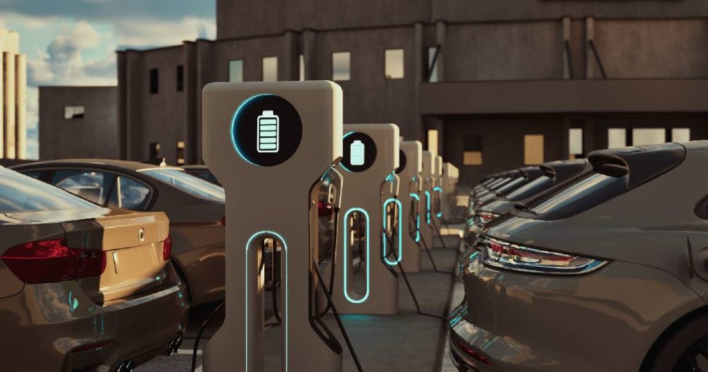 Het parkeerterrein van een bedrijf met verschillende laadpalen voor elektrische wagens.