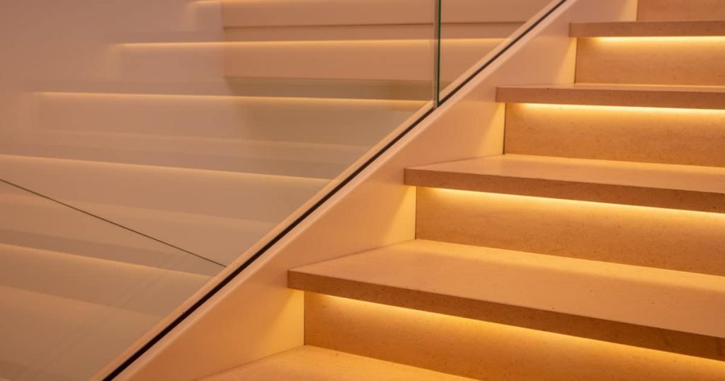 Trap in woning met warme ledverlichting onder trapneus van elke trede.