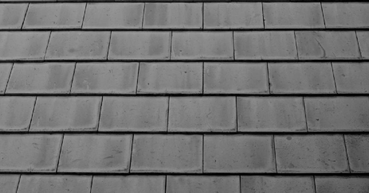 Close-up van vlakke betonnen dakpannen, dakbedekking met een levensduur van tot zo'n 50 jaar.