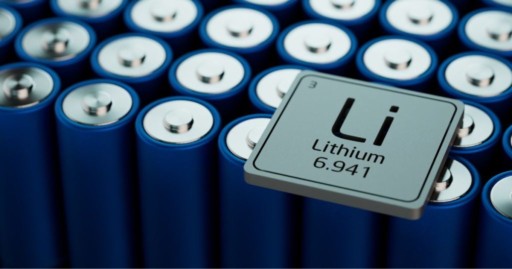 Een reeks kleine, blauwe batterijen waarop een klein plaatje met het opschrift 'Li, lithium, 6.941' staat. 