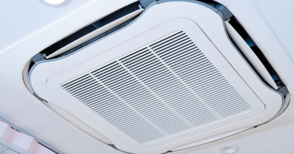 Mechanisch ventilatiesysteem ingebouwd in een plafond