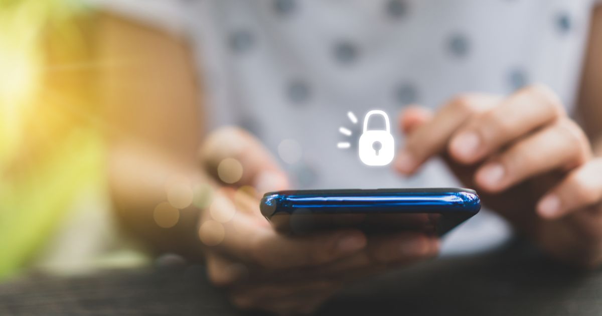 Een smartphone in 2 handen met daarboven een icoontje van een gesloten slot.