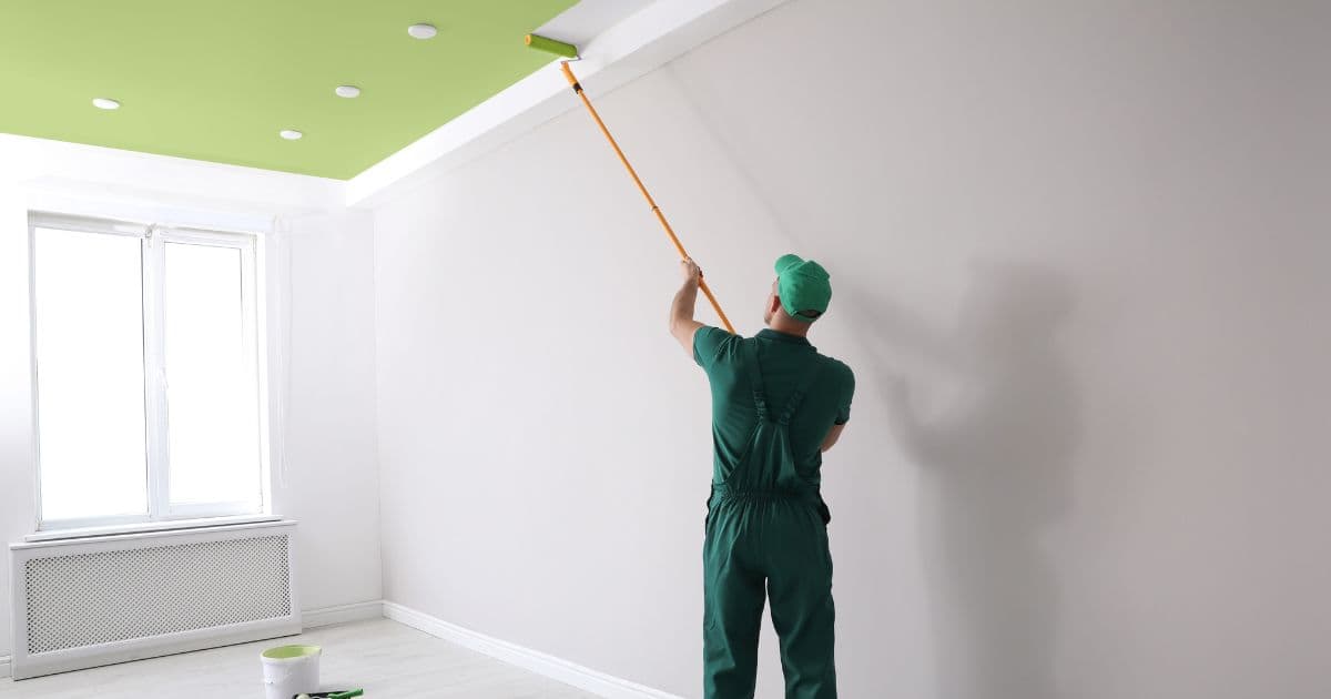 Professionele schilder voert binnen schilderwerken uit in woning in Brussel