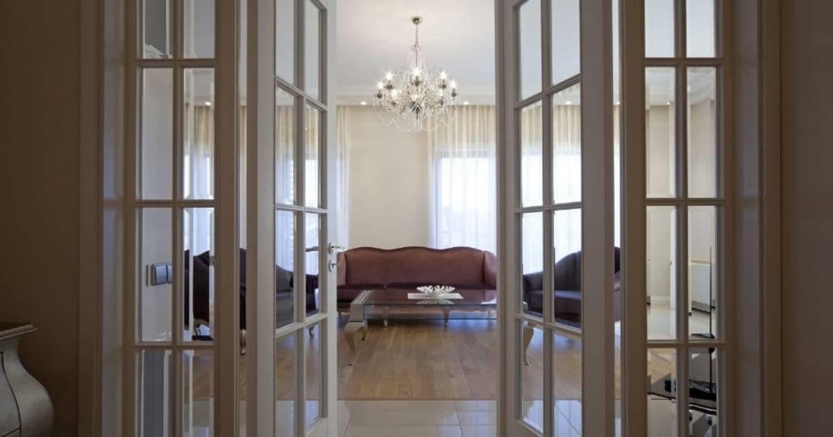  massieve binnendeuren met beglazing in een klassieke woonkamer. 