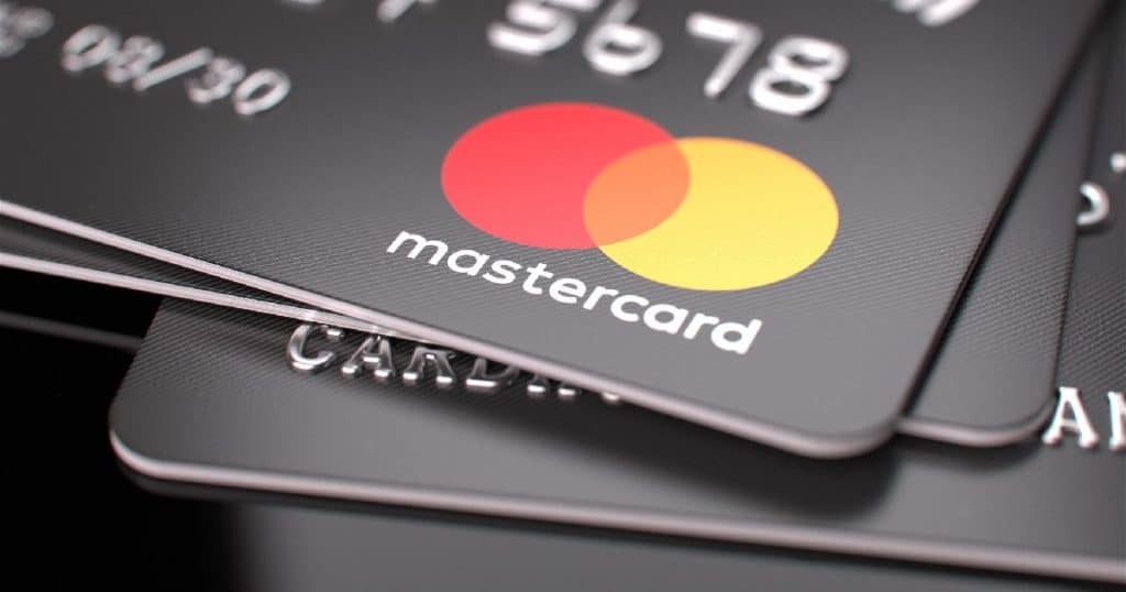 Verschillende zwarte Mastercard betaalkaarten op een zwarte ondergrond.