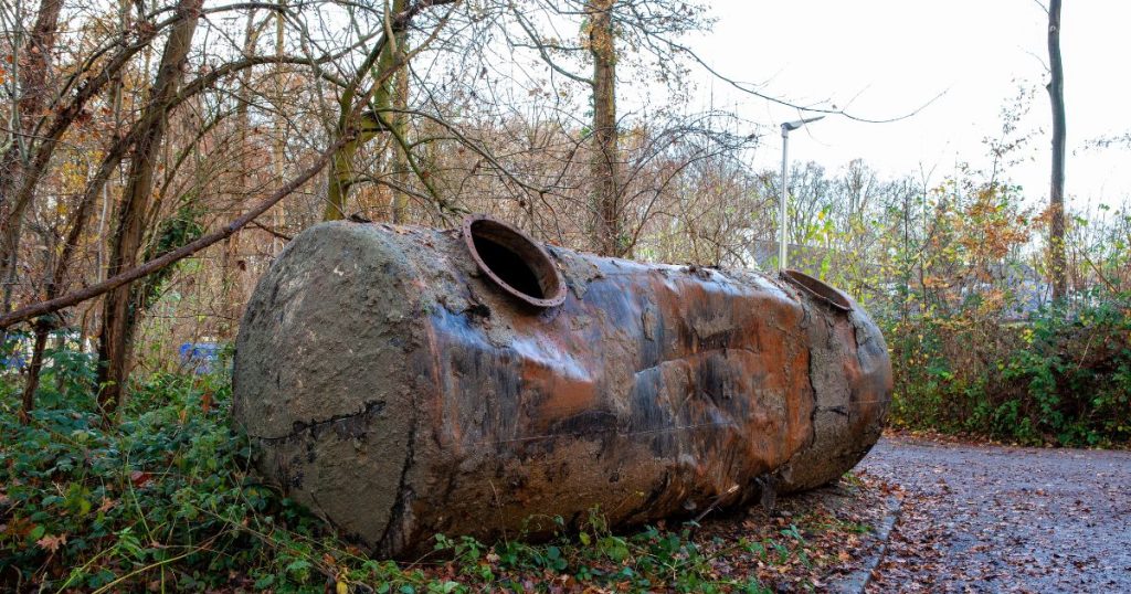 Een oude bovengrondse mazouttank die aan de kant van de weg ligt na het verwijderen van de tank.