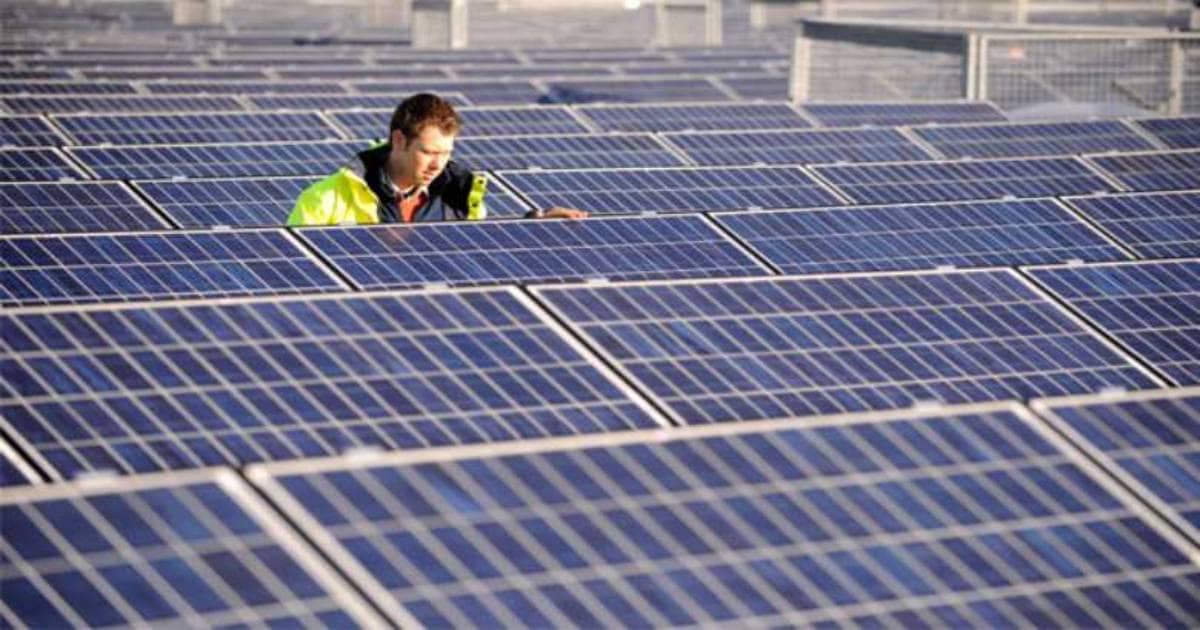 Opslag van energie van vele zonnepanelen samen en een specialist.