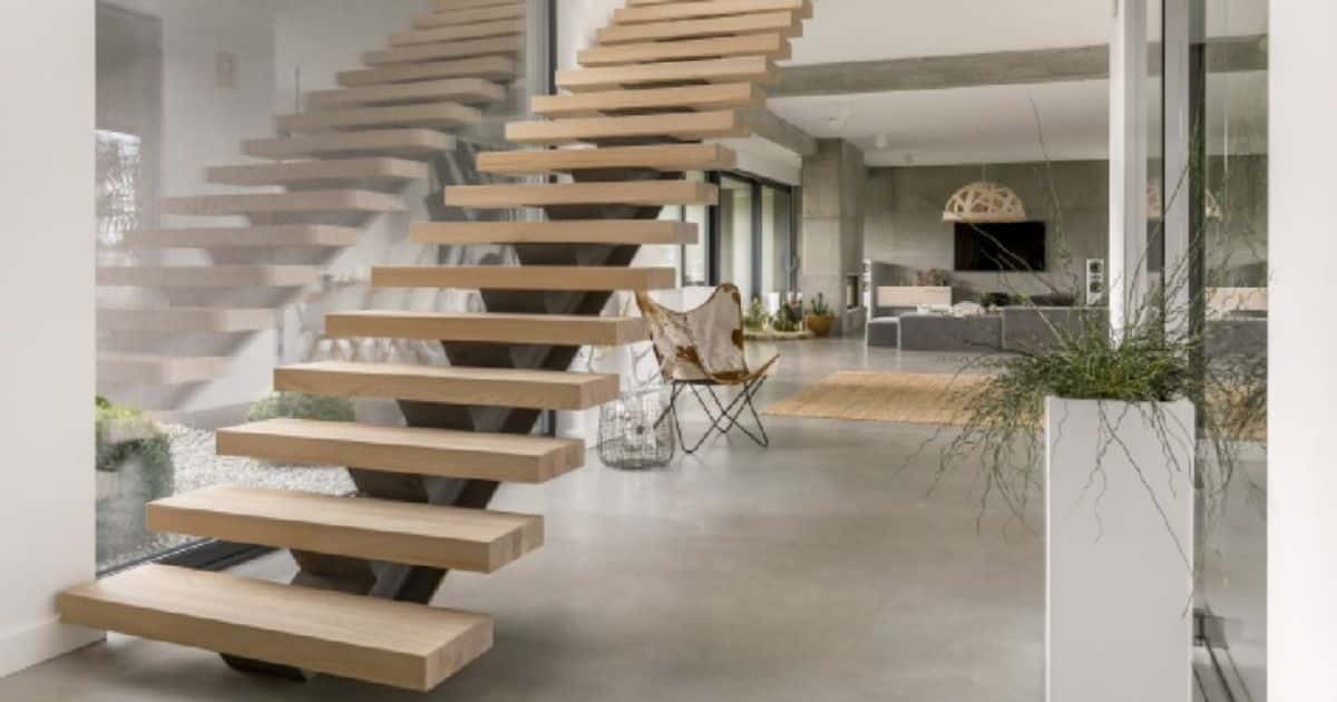Licht houten open trap in modern design. 