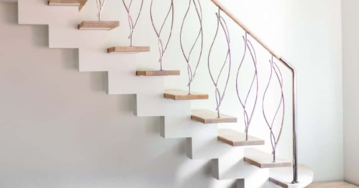 Een middenboomtrap met een warme uitstraling: houten treden en een houten trapleuning met decoratieve, metalen speilen.