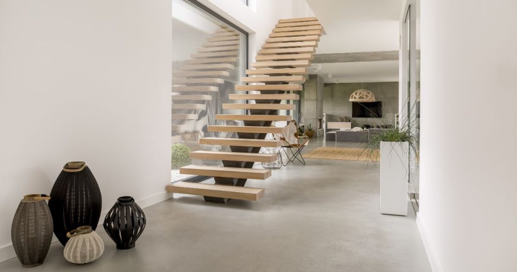 Een middenboomtrap met houten treden in een modern huis.