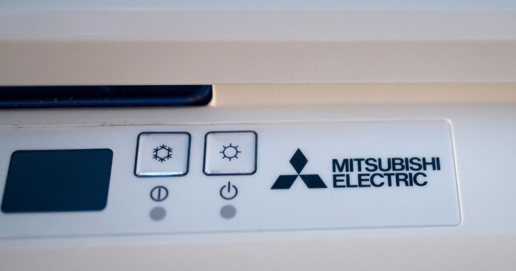 Het logo van Mitsubishi Electric op een airconditioner.