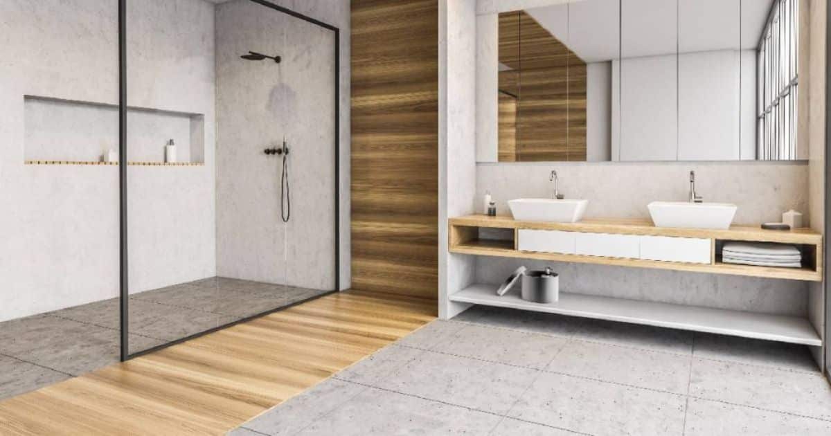 Moderne badkamer met ruime glazen inloopdouche, dubbele wastafel op een houten meubel en een combinatie van betonlook-tegels en houten vloer.
