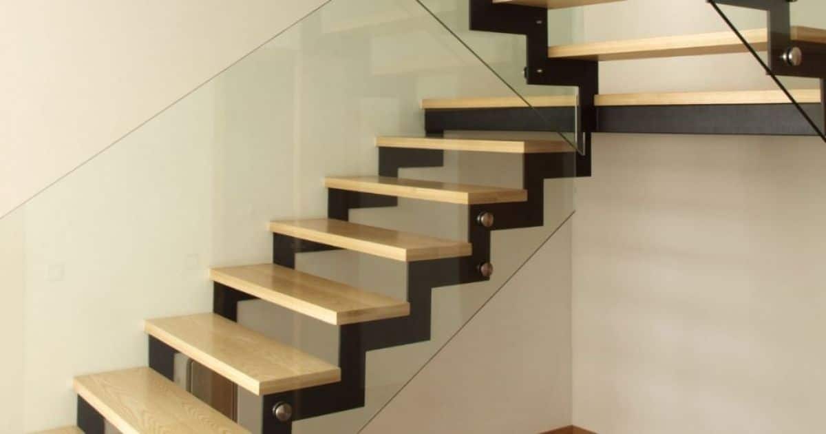 Houten muizenboomtrap met zwarte ondersteuning en een glazen leuning. 