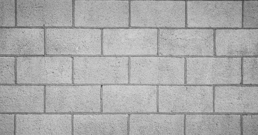 muur met betonnen gevelstenen 