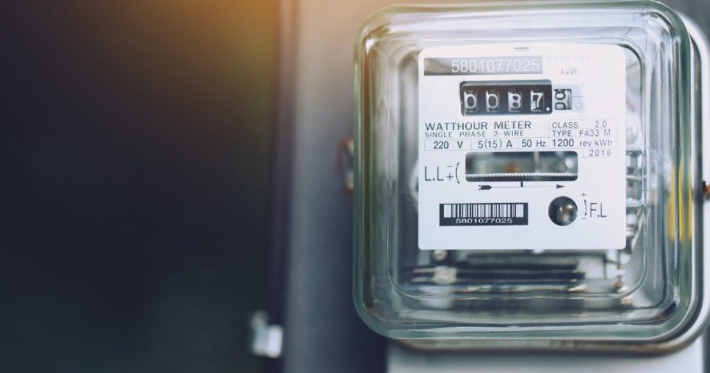 Een oude analoge meter voor elektriciteit.