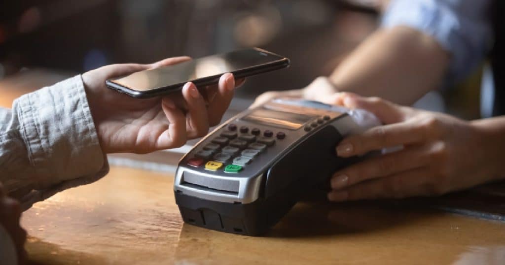 Een NFC-transactie tussen een YOMANI betaalterminal en een smartphone.