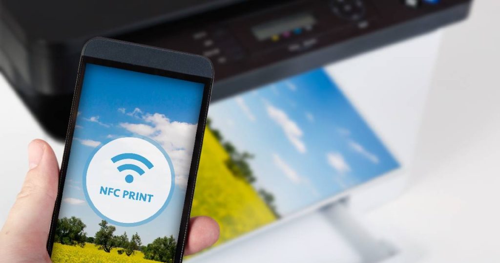 Een gsm verbindt met een NFC-printer. De printer drukt een afbeelding van een groene weide onder een blauwe hemel met wolkjes. Dezelfde afbeelding is zichtbaar op de gsm