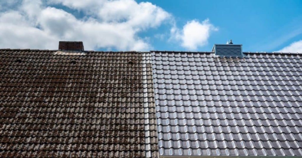 Het linkerdak vertoont nog duidelijke tekenen van vervuiling. Terwijl het rechterdak een behandeling ondergaat. Getuige daarvan de witte laag coating (of is het een reinigingsproduct?) op de dakpannen.