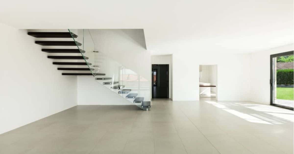 Open middenkwart trap met houten treden en een glazen balustrade