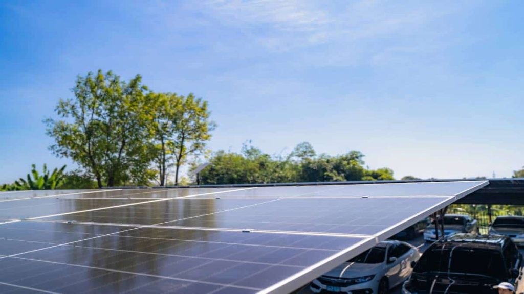 Overkapping met ingebouwde zonnepanelen.