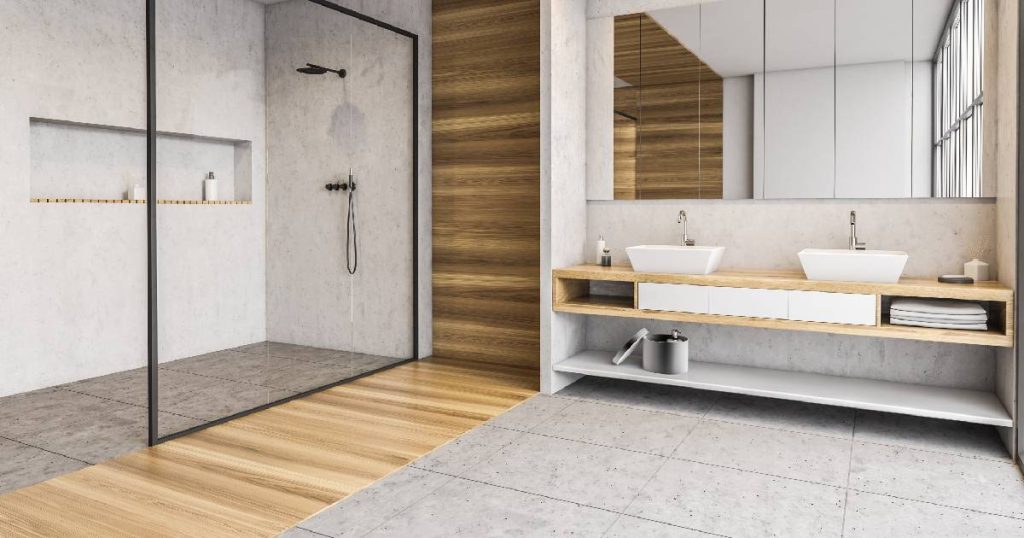Moderne badkamer met tegels en parket, een open douche met glazen wand, een dubbele wastafel en een grote spiegel.