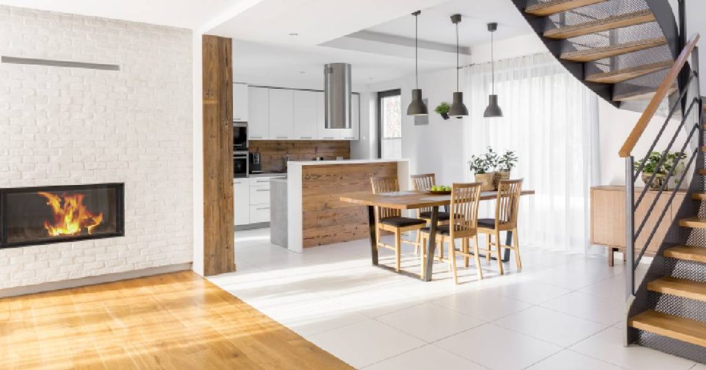 Een moderne woning met open keuken, eetkamer en living. Een mooi voorbeeld van hoe je parket kunt combineren met een tegelvloer.