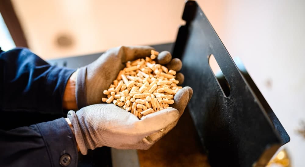 pelletkachel installateur met pellets in de handen