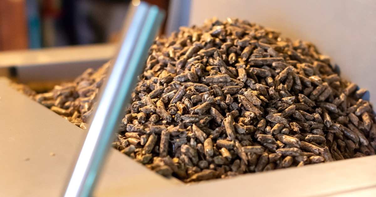 Een stapel pellets in een pelletketel.