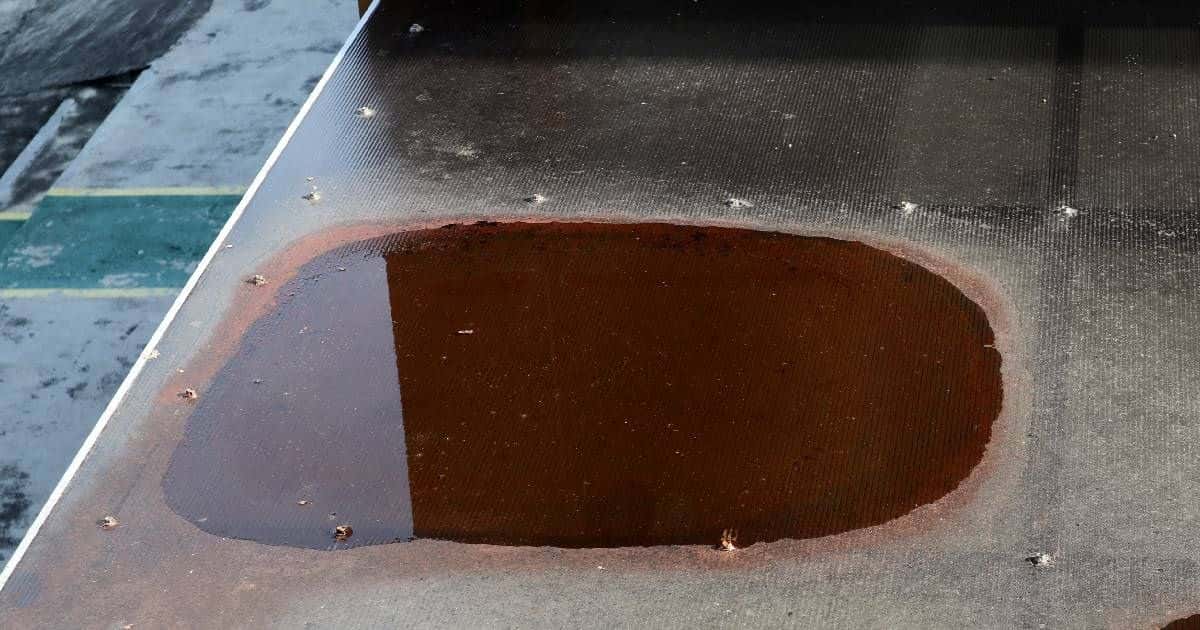 Een plat dak met een grote plas: een teken dat er een probleem zit in de constructie of bedekking van het dak.  Een plat dak met plassen en lekkages moet je laten herstellen.