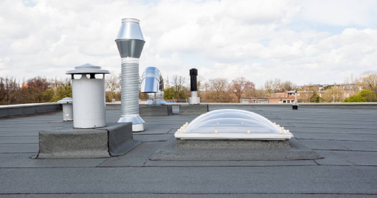 De gevoelige zones op een plat dak, die je wat vaker moet controleren en bij schade moet laten herstellen: een schouw, luchtrooster en dakkoepel, zones waar de dakafdichting kan lossen, wat voor lekkages en schade kan zorgen.