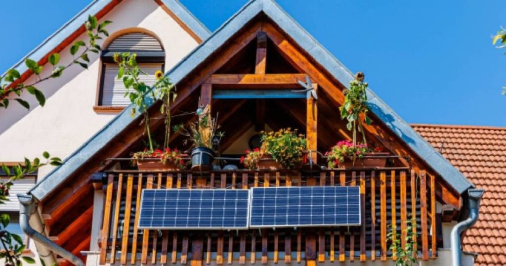 Twee plug and play zonnepanelen bevestigd aan een dakterras.