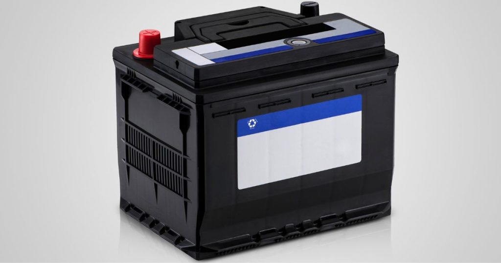 Een kleine plug-in of plug-and-play thuisbatterij tegen een grijswitte achtergrond.