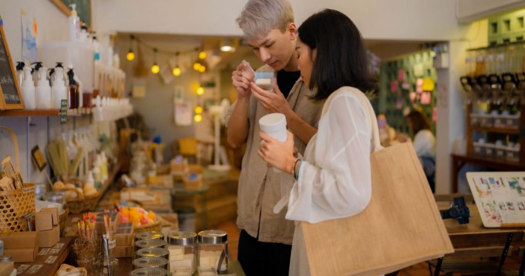 Twee collega's in een winkel met duurzame producten. 