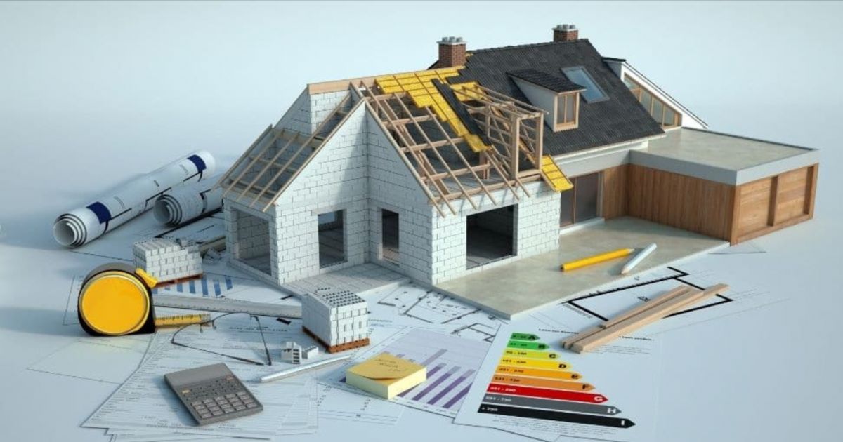 Een model of maquette van een huis waar aan het dak en de ramen wordt gewerkt. Errond liggen diverse papieren, maar ook een meter, een rekenmachine en wat notitiemateriaal.