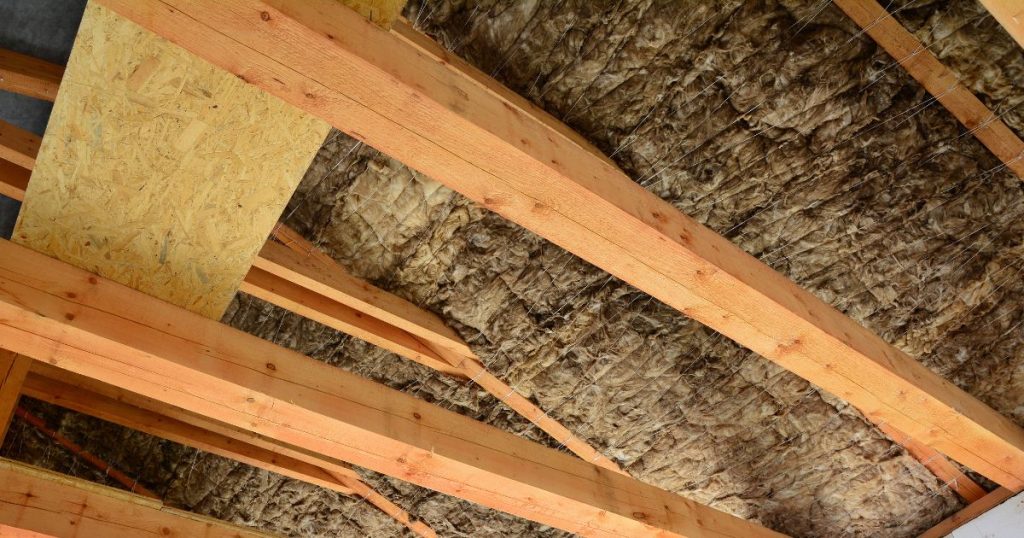 De binnenkant van een hellend dak met houten dakconstructie, recent voorzien van nieuwe dakisolatie (schapenwol).
