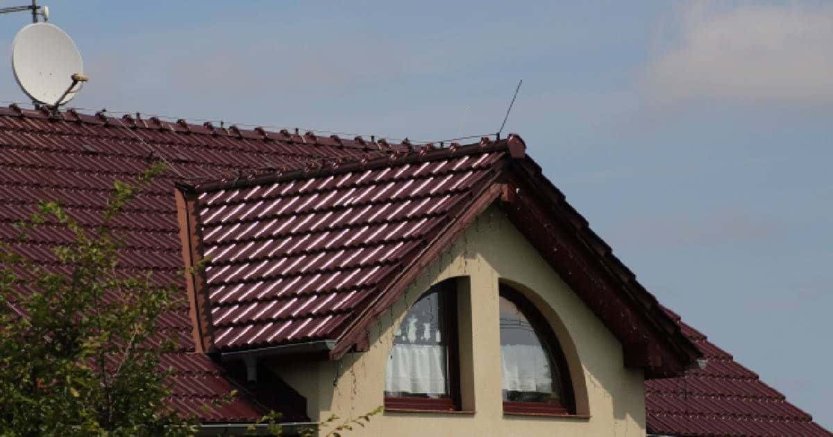 Een dak met rode, geglazuurde keramische dakpannen of kleipannen: hoogwaardige dakpannen met een prijs van 45 tot 75 euro per vierkante meter.