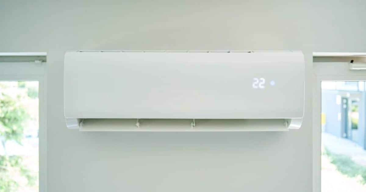 Een vaste airco die is ingesteld op 22 graden.