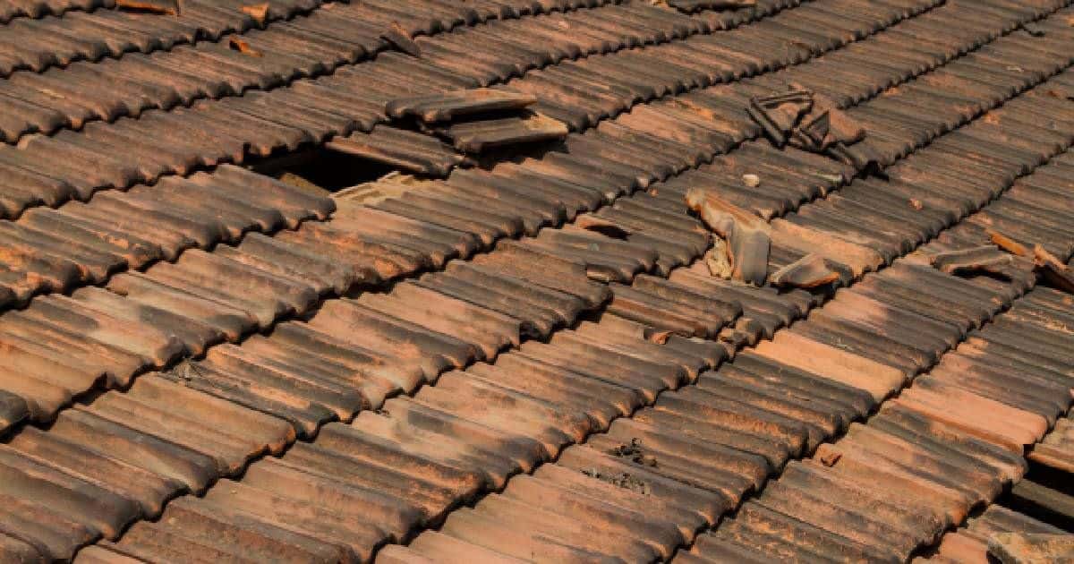 Een dak met oude dakpannen die vervangen moeten worden: een project met een prijs van 35 tot 75 euro per vierkante meter of meer.