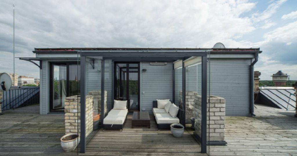 Een moderne, open pergola of veranda uit glas en aluminium, zoals die van Willems veranda's.